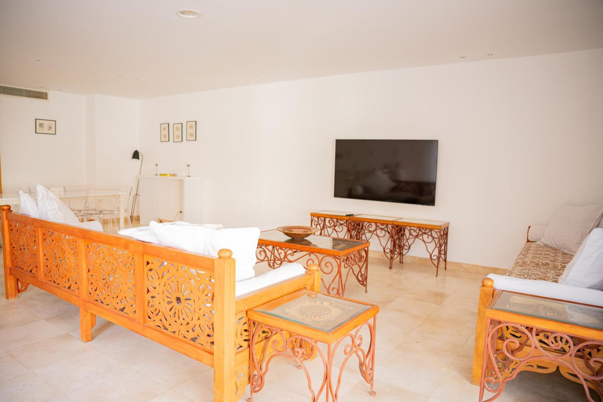 Nayah Stays, Amazing With Private Pool & 5 Master Gurdaka