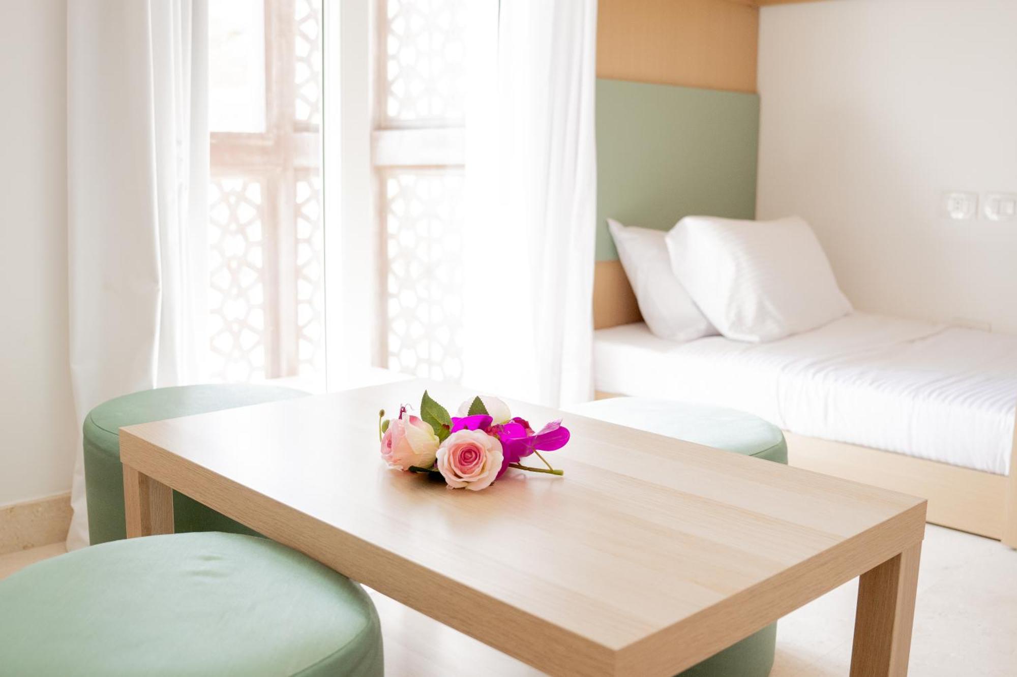 Nayah Stays, Amazing With Private Pool & 5 Master Gurdaka